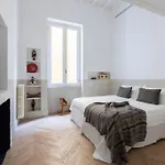Casa Luce, A Burghesius *