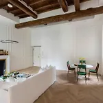 Casa Luce, A Burghesius