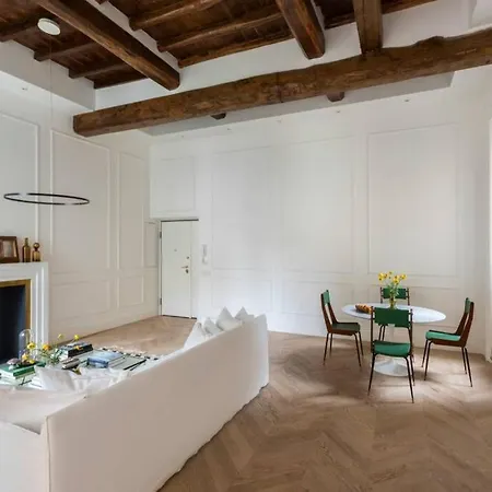 Casa Luce, A Burghesius